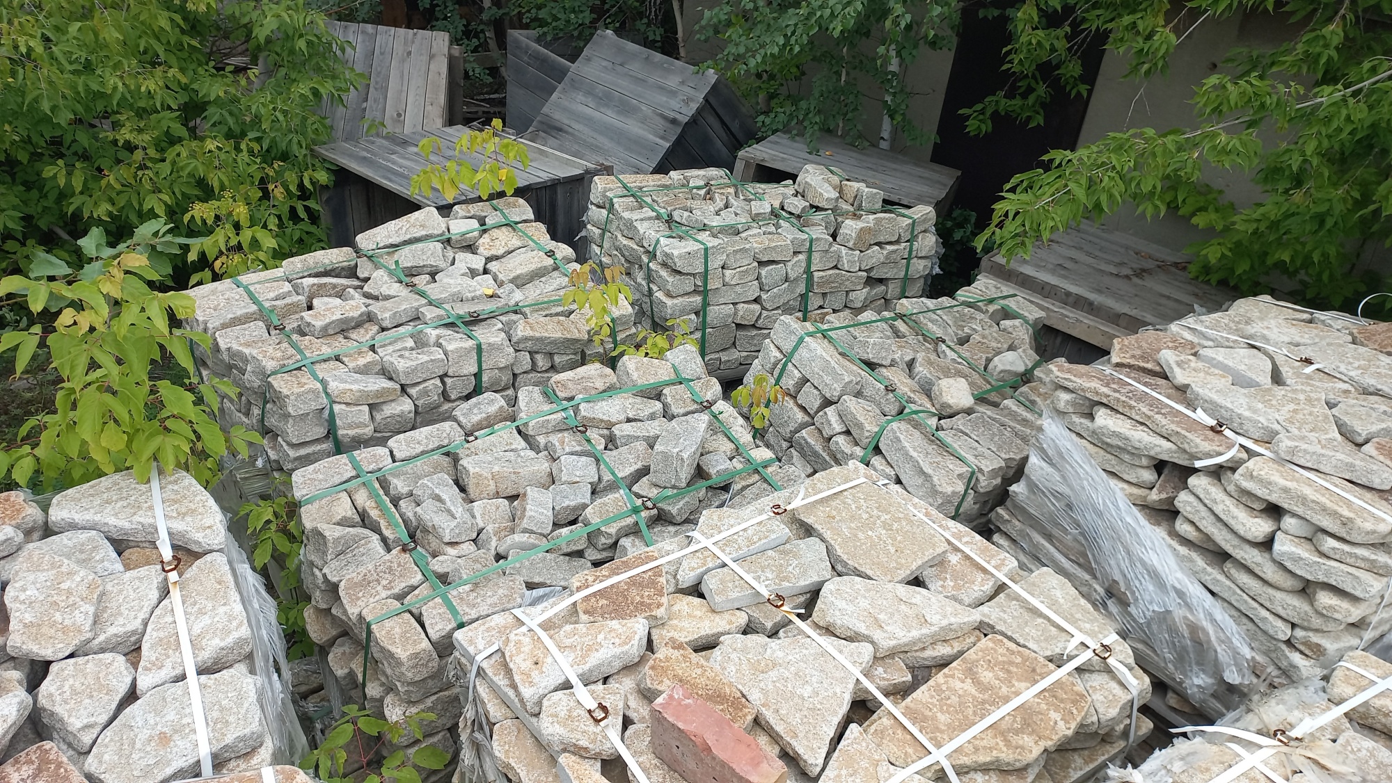 Плитняк галтованный гранитный для ландшафтного дизайна купить в Дубне