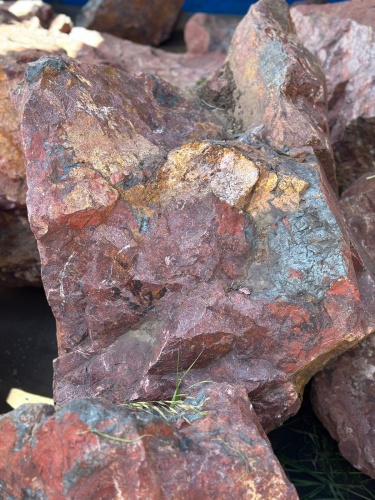 Камни для ландшафтного дизайна красно-фиолетовые 10-60 килограмм купить в Дубне