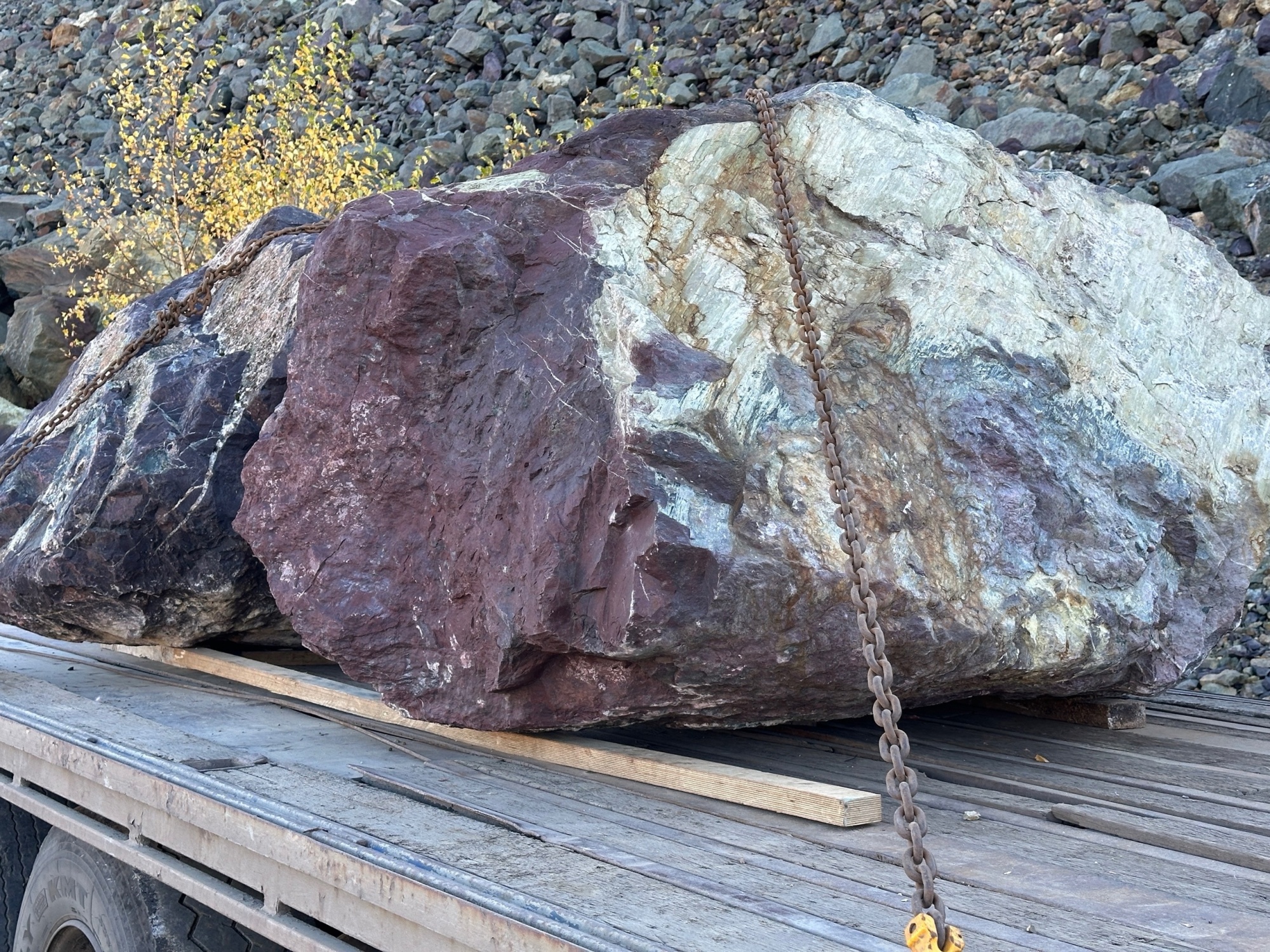 Огромные красно-фиолетовые валуны для ландшафтного дизайна весом более 5 тонн купить в Дубне