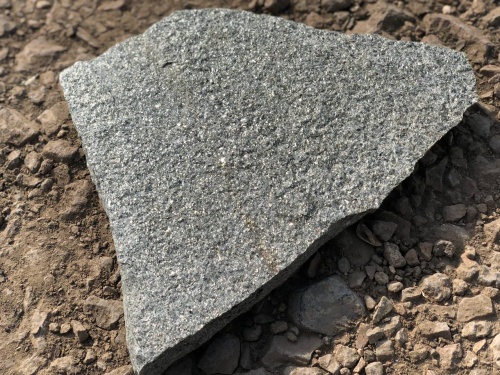 Плитняк златолит Уральский для цоколя, отмостки купить в Дубне