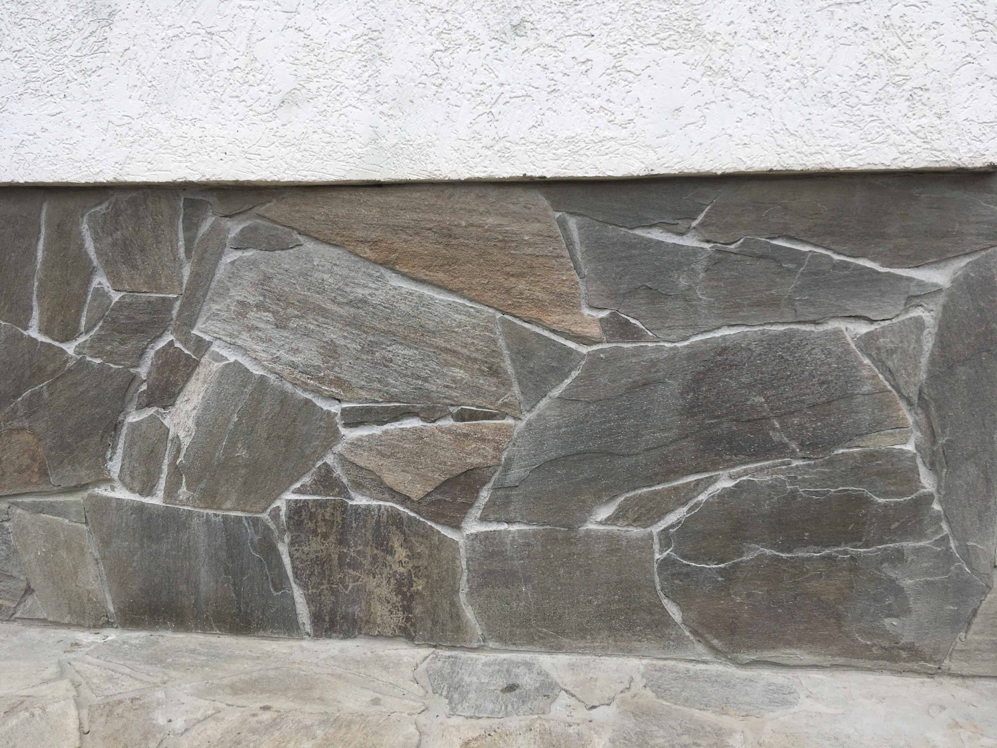 Плитняк златолит Уральский для цоколя, отмостки купить в Дубне