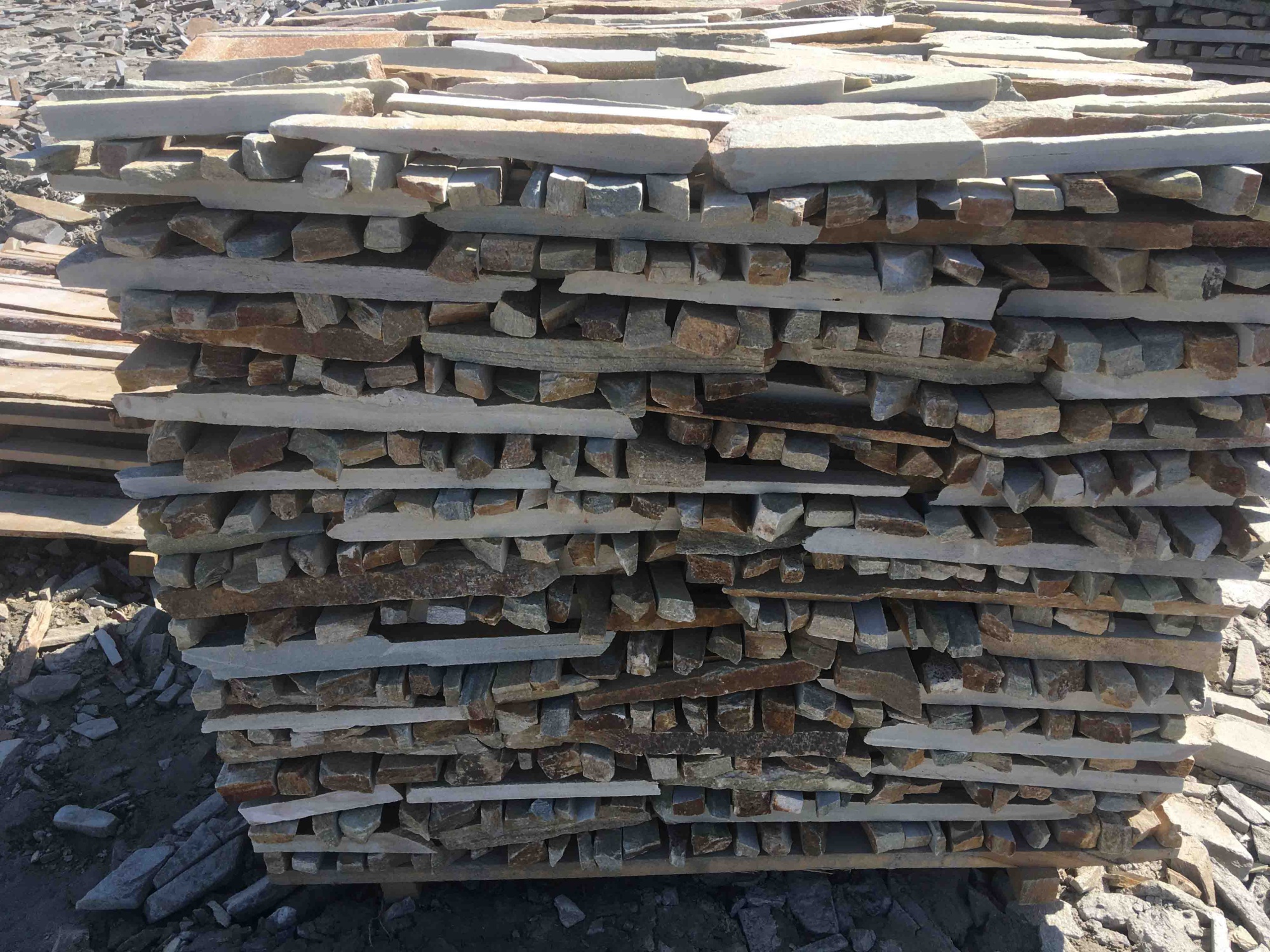 Горбушка златолит золотистый для облицовки купить в Дубне