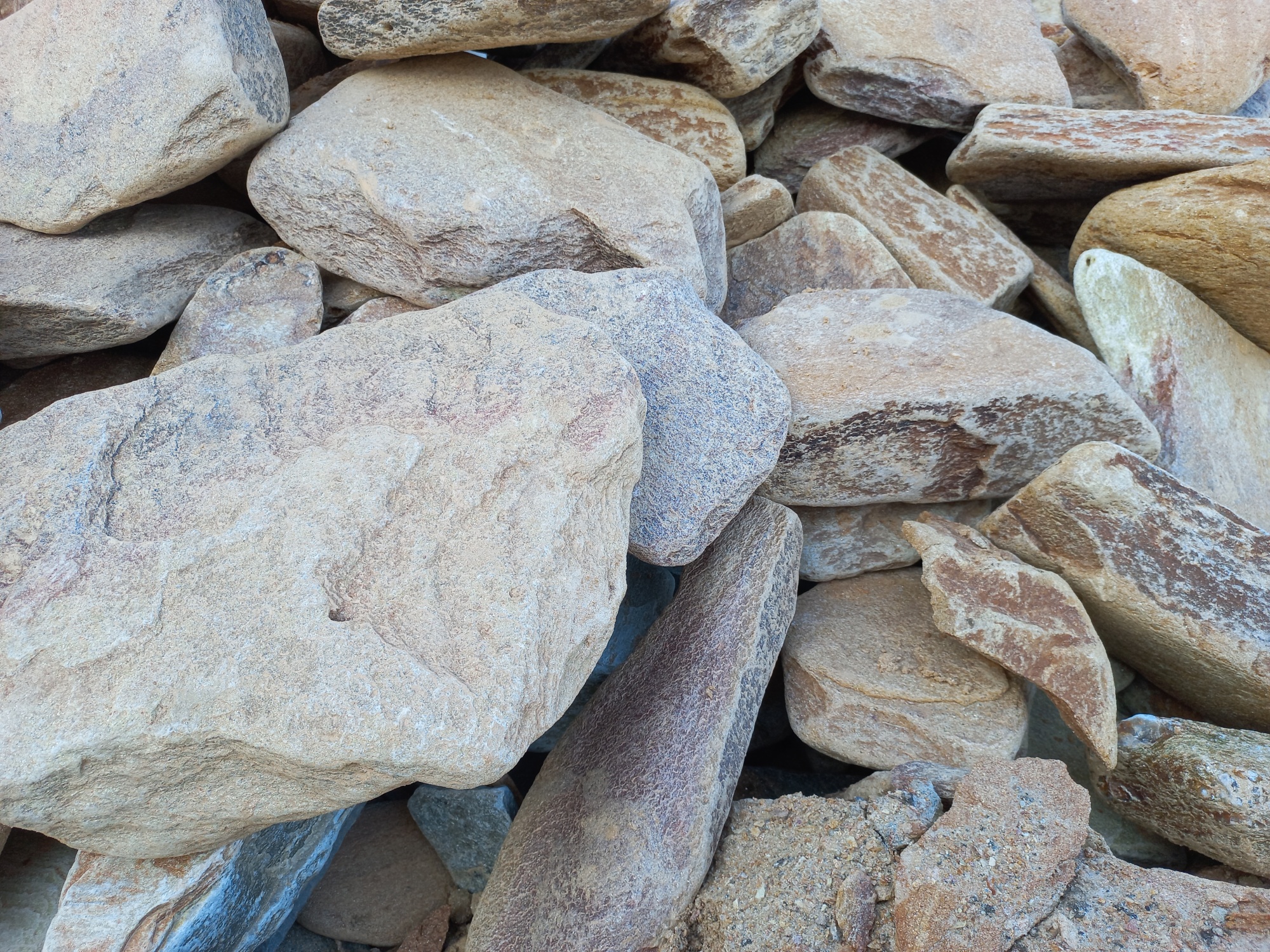 Златолит жёлтый, жёлто-зелёный глыбки и валуны для ланшафтного дизайна купить в Дубне