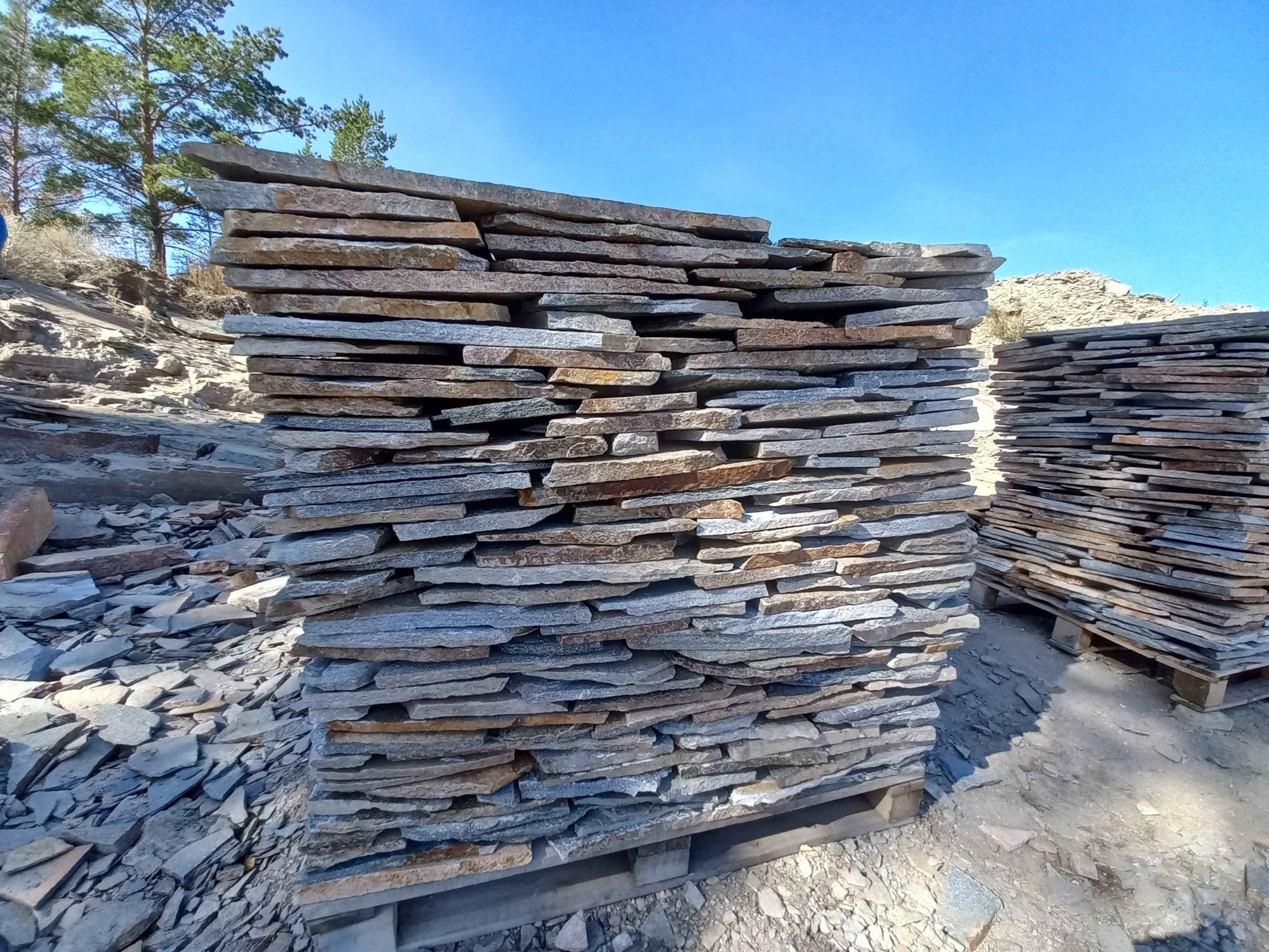 Плитняк златолит серебристый для фасада купить в Дубне