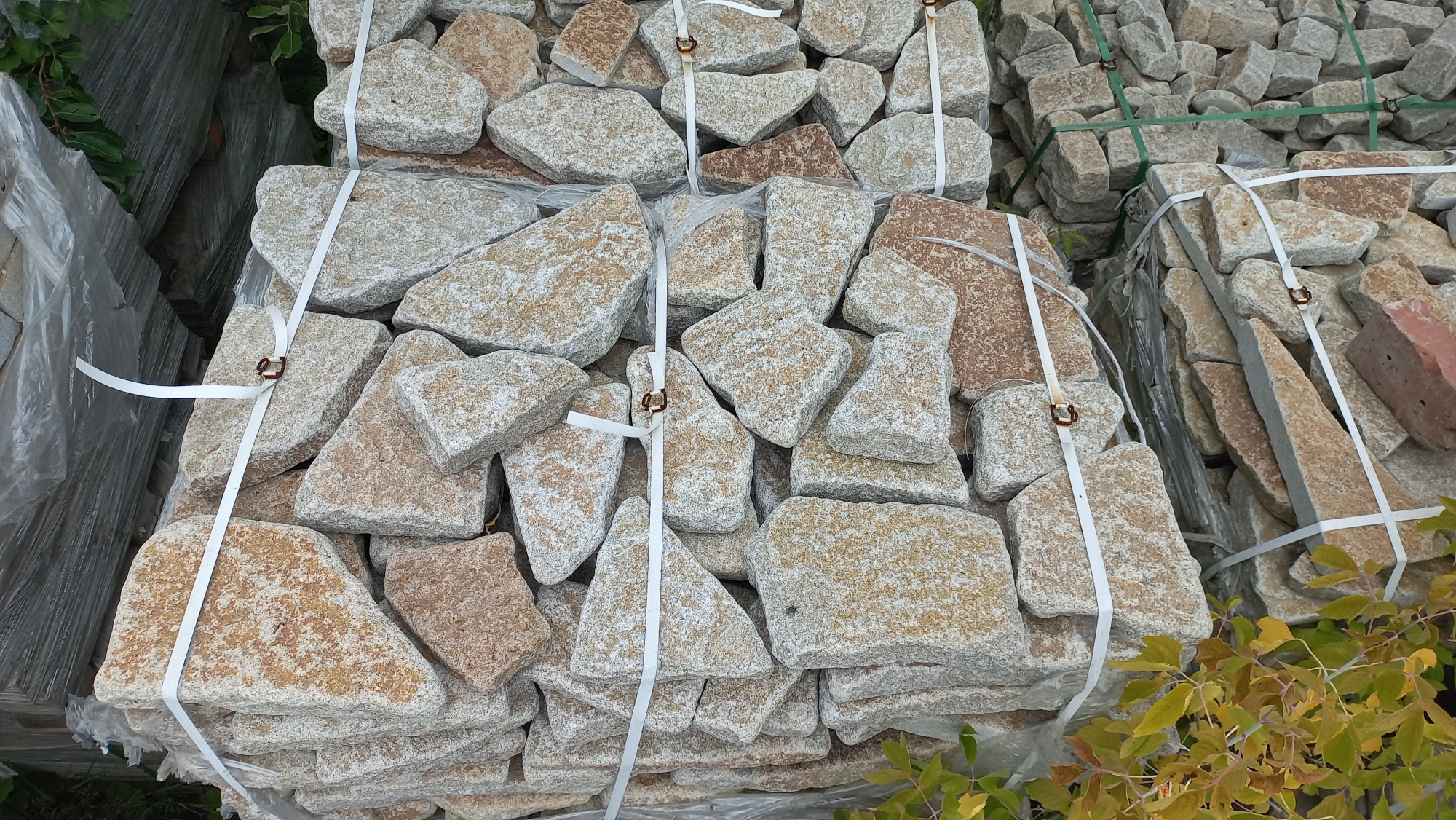 Плитняк галтованный гранитный для ландшафтного дизайна купить в Дубне