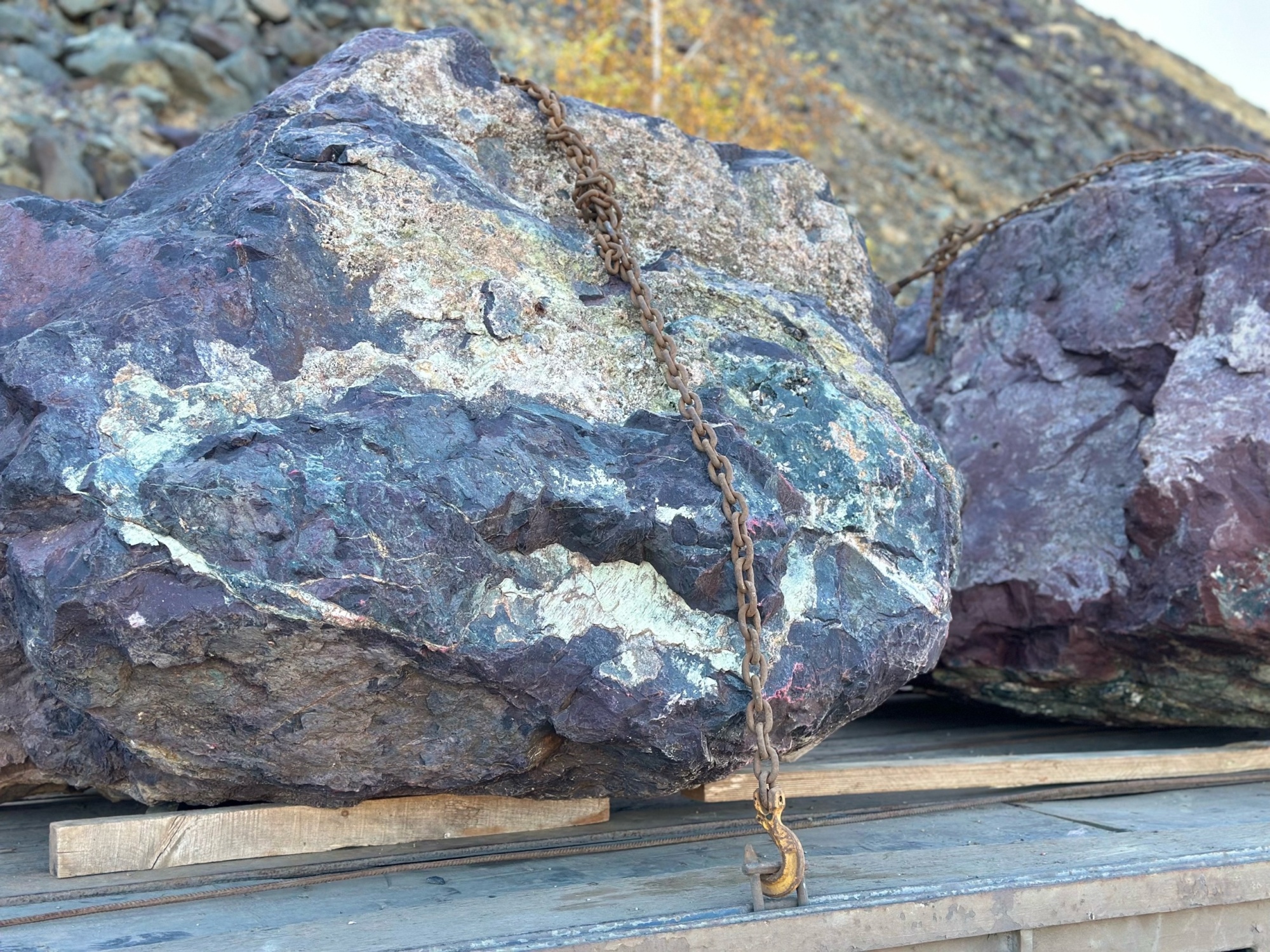 Огромные красно-фиолетовые валуны для ландшафтного дизайна весом более 5 тонн купить в Дубне