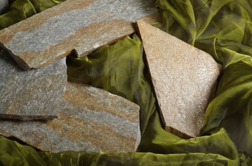 Плитняк златолит Уральский для цоколя, отмостки купить в Дубне