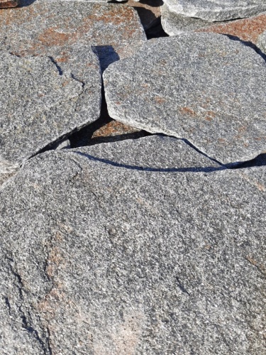 Златолит серебристый галтованный для лестниц купить в Дубне