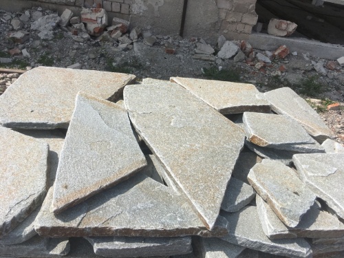 Златолит серебристый галтованный для лестниц купить в Дубне